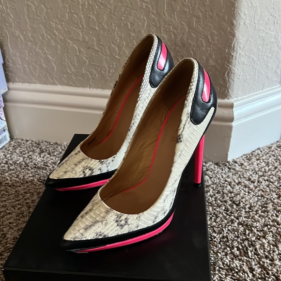 LAMB heels - Picture 4 of 4